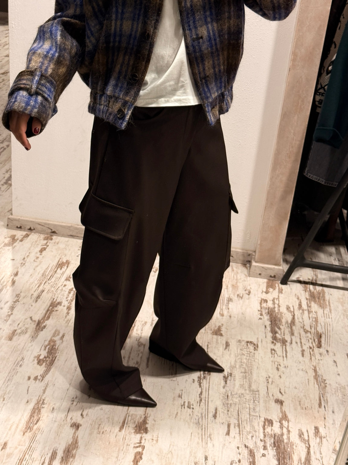 Pantaloni a barile marroni con tasconi laterali e apertura frontale