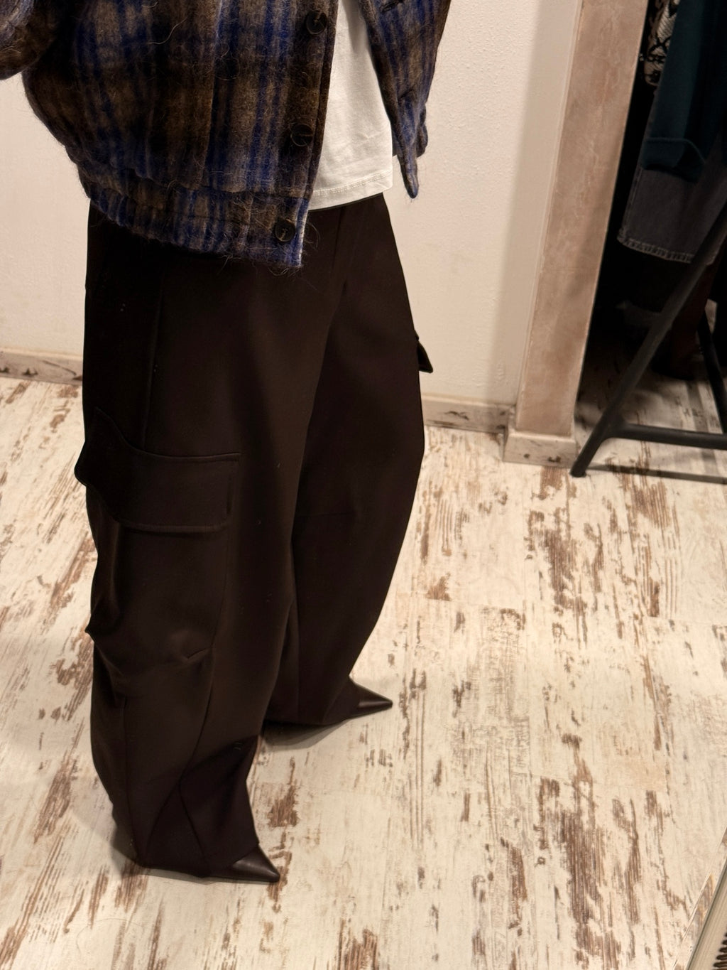 Pantaloni marroni con tasche applicate a tascone e gamba ampia