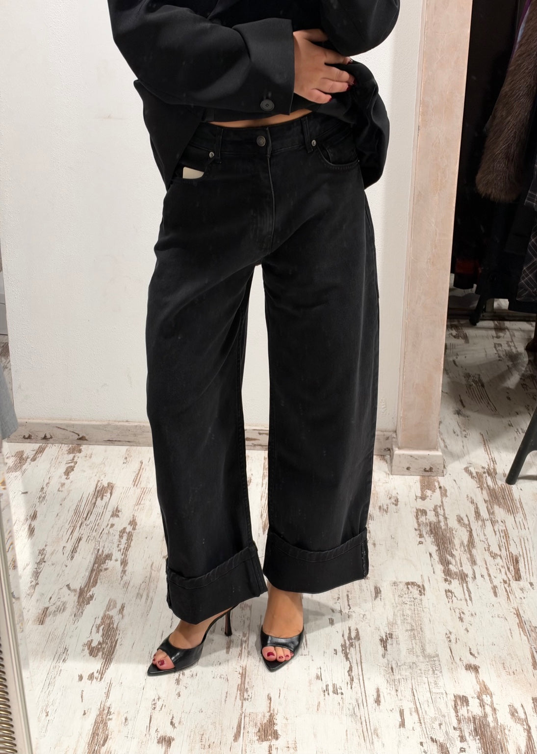 Jeans neri a gamba ampia, vita alta, orlo risvoltato e tasche frontali