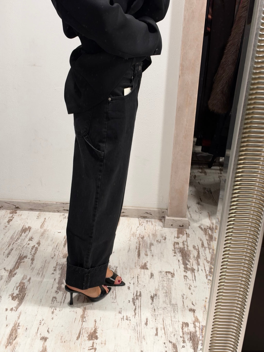 Jeans neri a gamba ampia con orlo risvoltato, tasche e passanti in vita