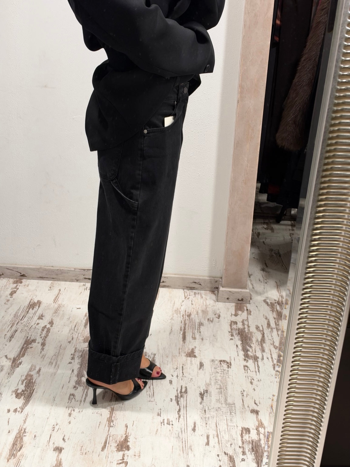 Jeans neri a gamba ampia con orlo risvoltato, tasche e passanti in vita
