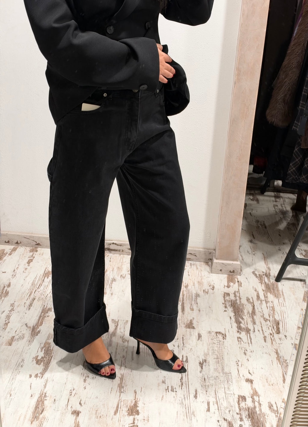 Jeans neri a gamba ampia con risvolto al fondo, bottoni frontali e tasche