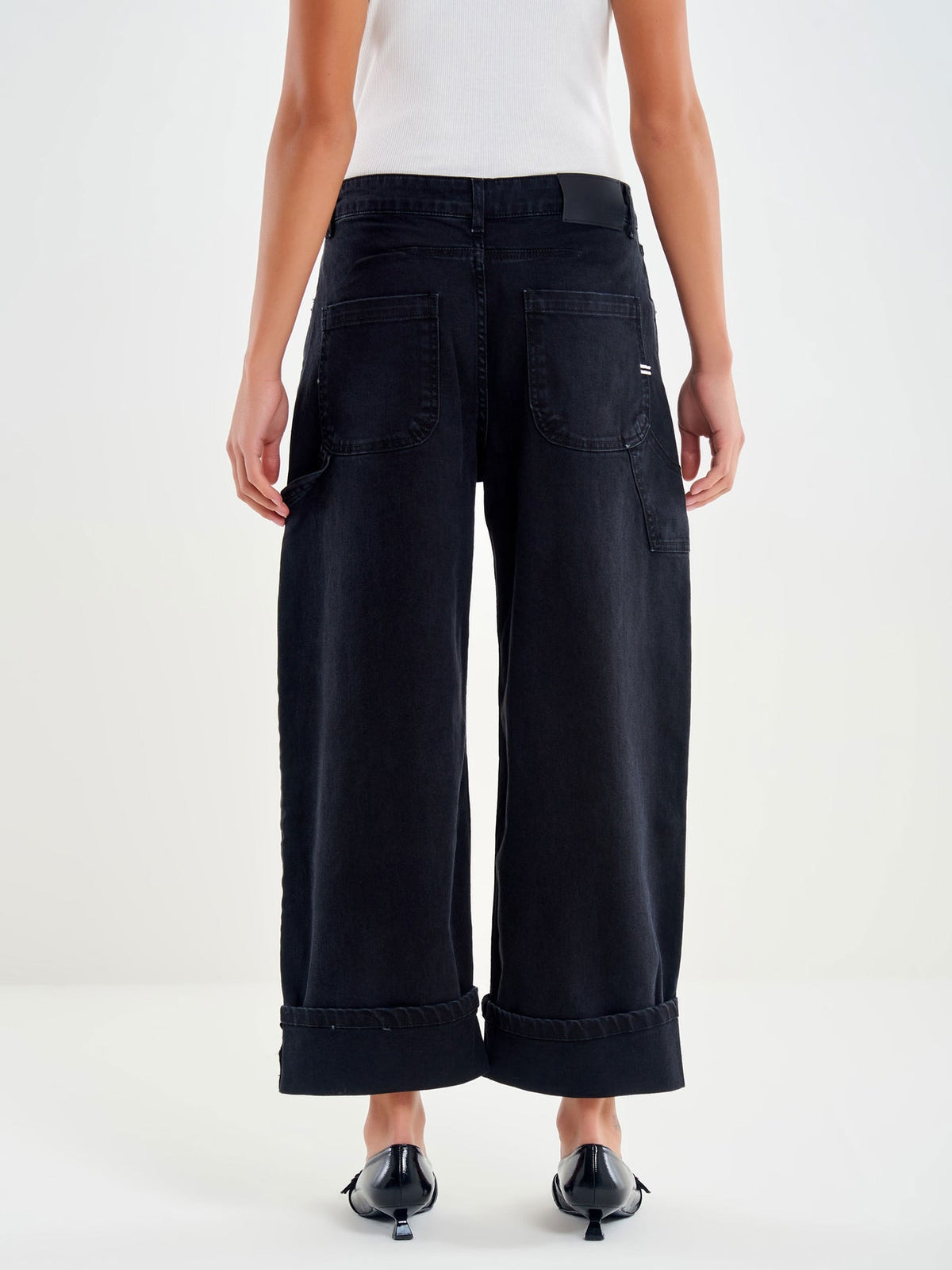 Jeans blu scuro a gamba ampia, vita alta, orlo risvoltato e tasche anteriori