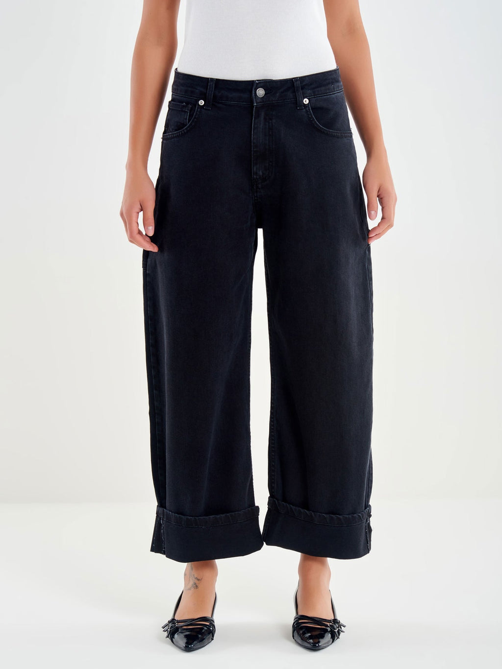 Jeans blu scuro a gamba ampia con bottoni frontali e orlo risvoltato