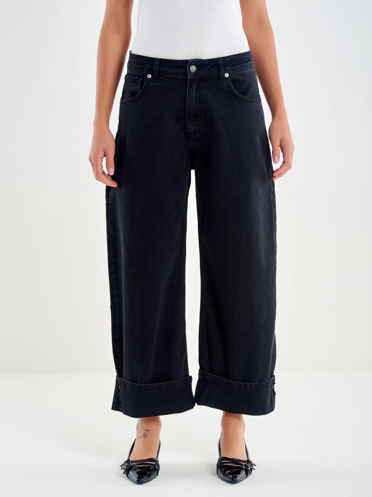 Jeans blu scuro a gamba ampia con bottoni frontali e orlo risvoltato