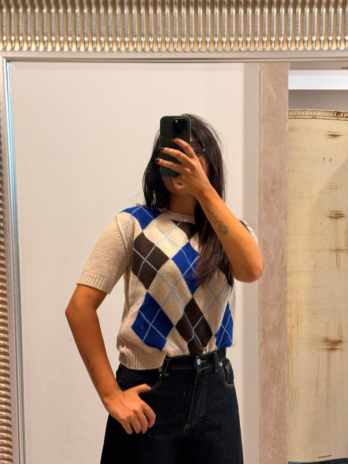 Maglia a manica corta a rombi indossata