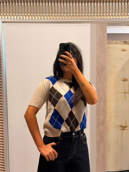 Maglia a manica corta a rombi indossata