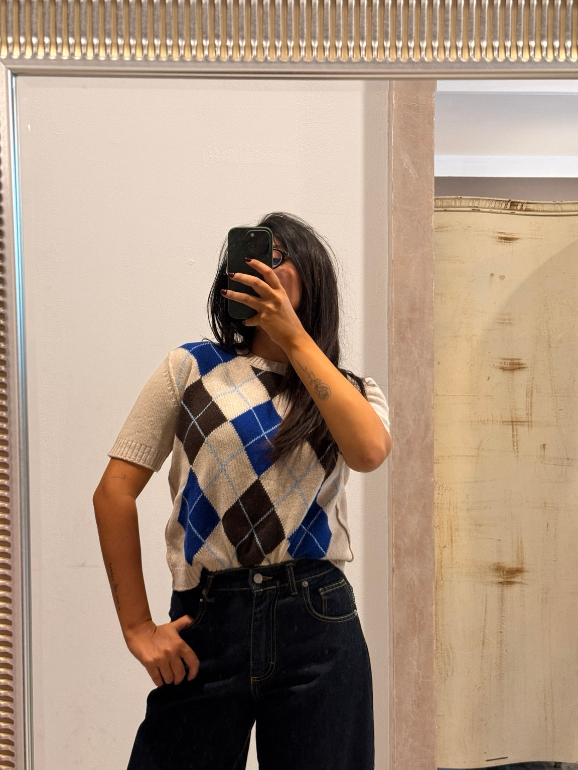 Maglia a manica corta a rombi indossata