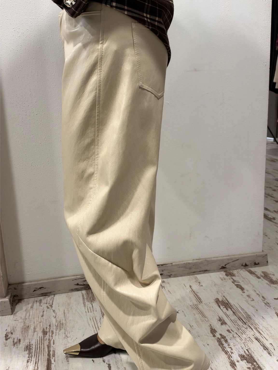 Pantalone barrel fit Vicolo in ecopelle color burro, vista laterale con tasca posteriore
