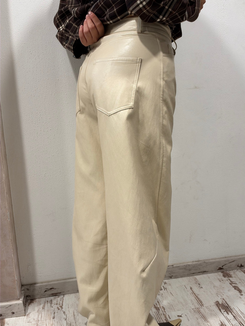 Pantalone barrel fit Vicolo in ecopelle color burro, vista posteriore con tasca applicata