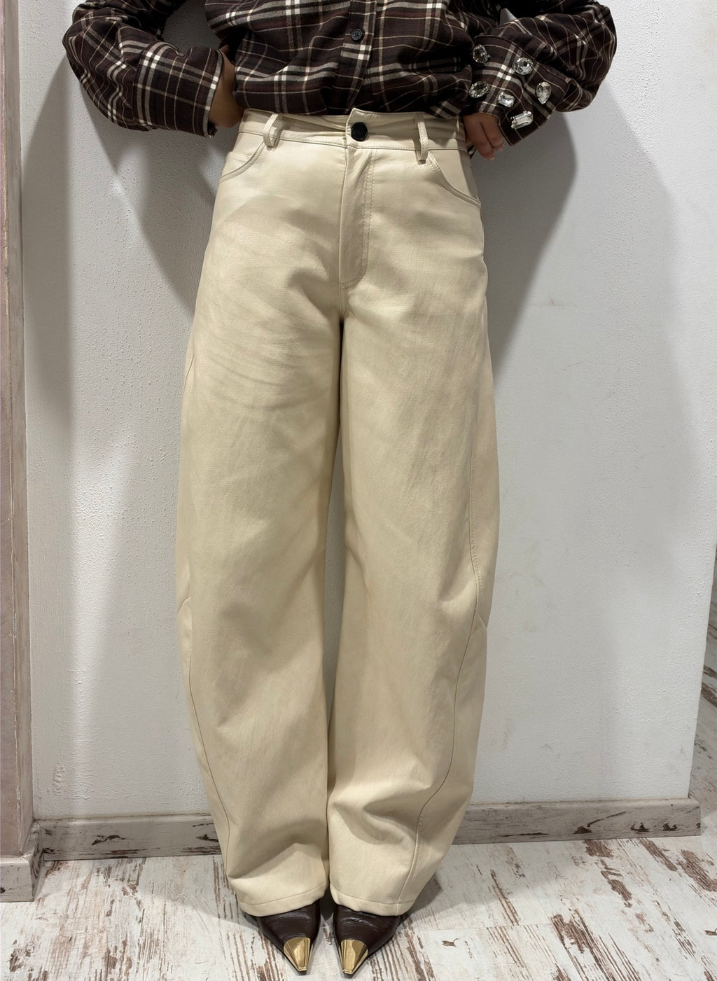 Pantalone barrel fit Vicolo color burro in ecopelle, vista frontale a gamba larga
