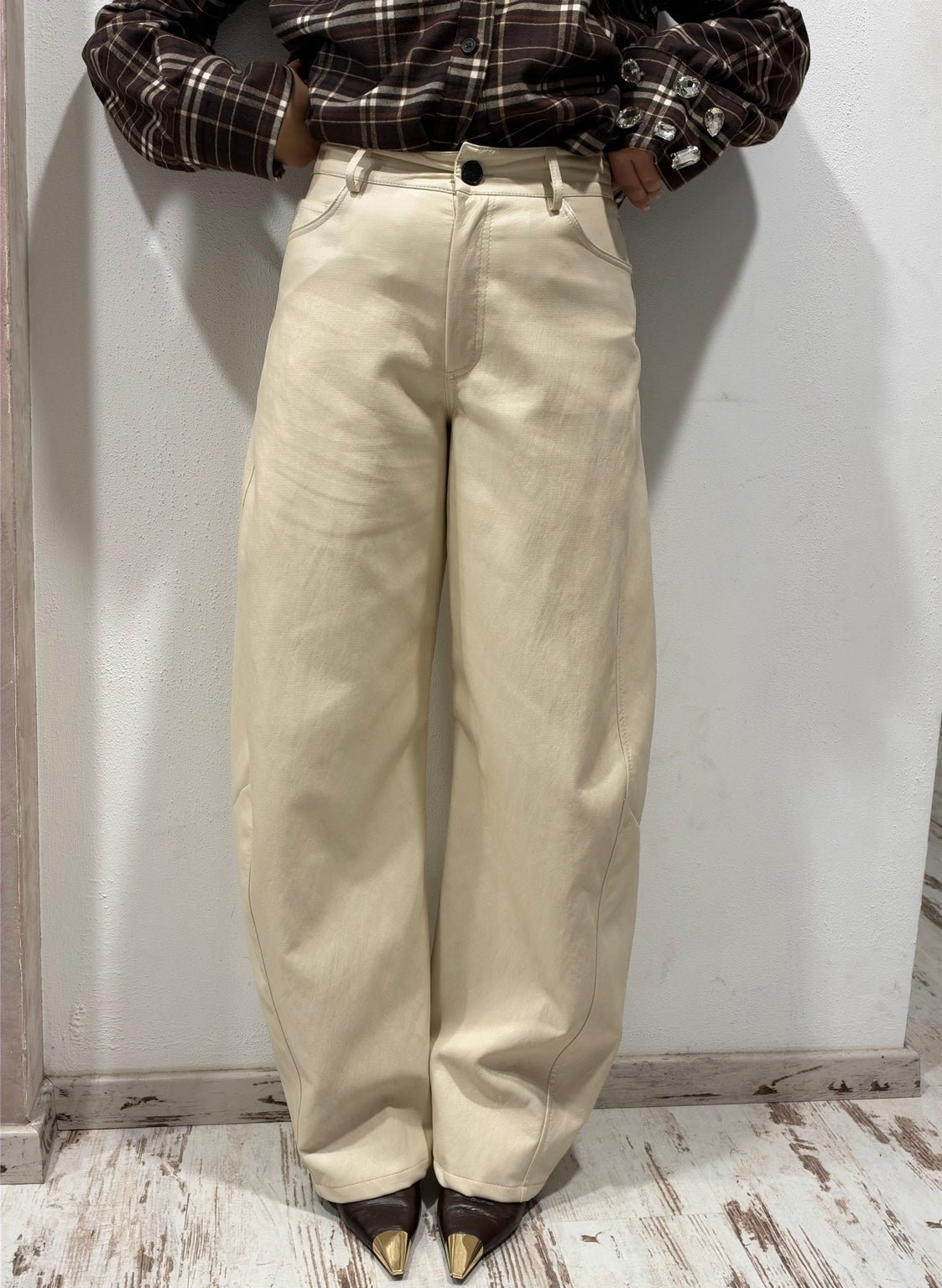 Pantalone barrel fit Vicolo color burro in ecopelle, vista frontale a gamba larga