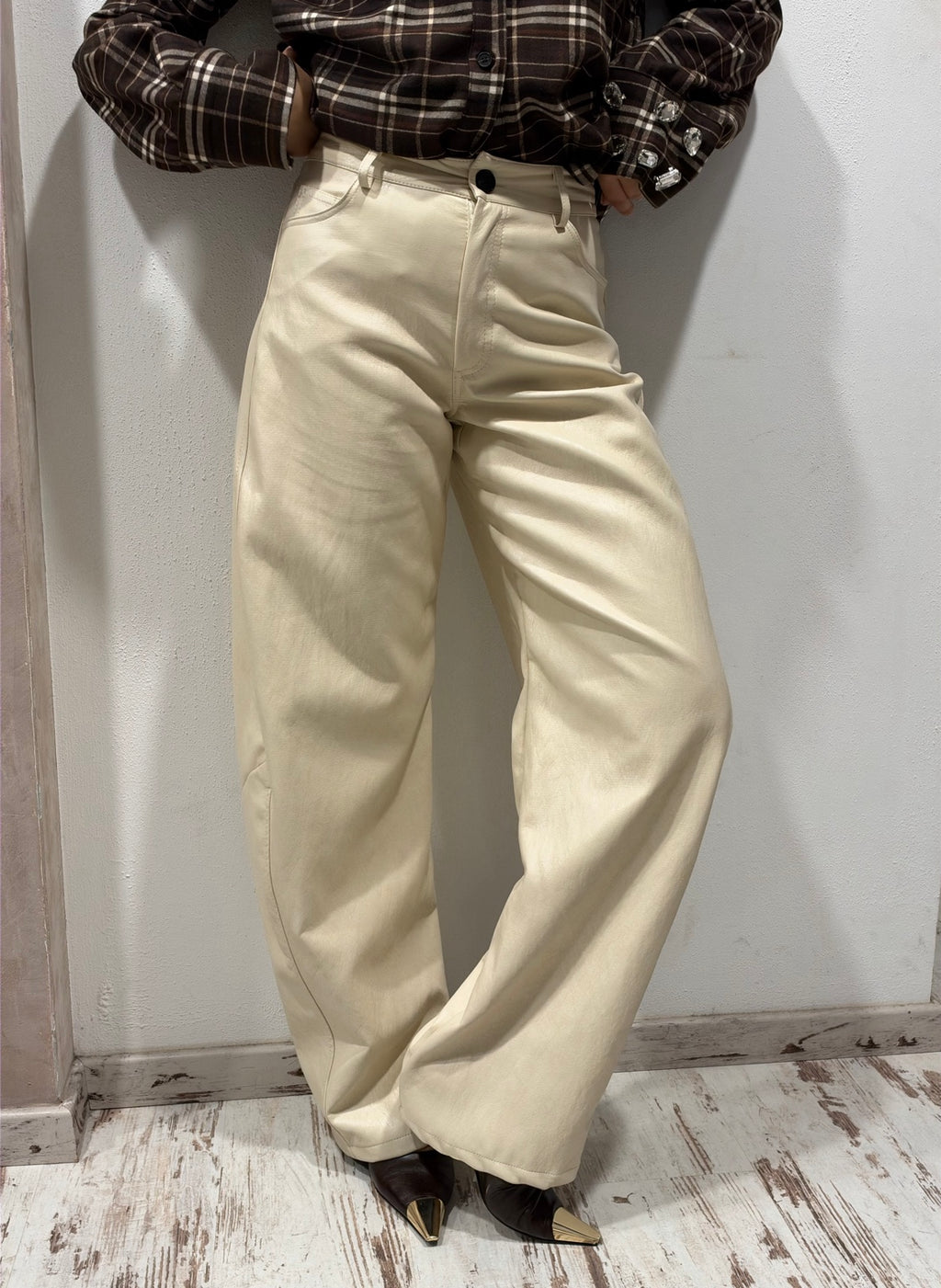 Pantalone barrel fit Vicolo color burro in ecopelle, vista frontale con gamba piegata