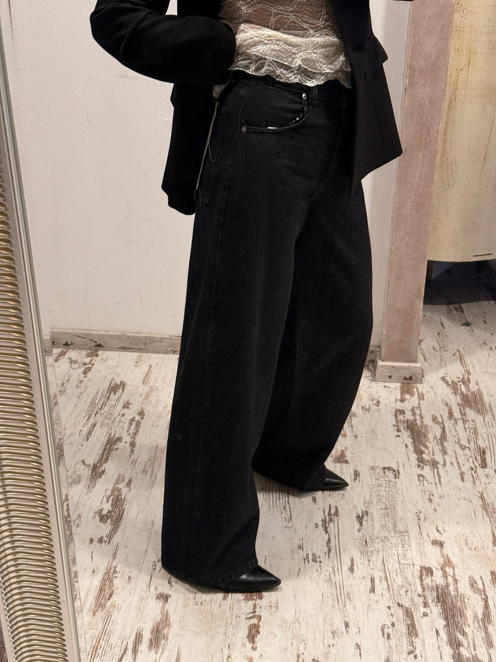 Pantaloni jeans neri a gamba larga, vista laterale con chiusura e tasca