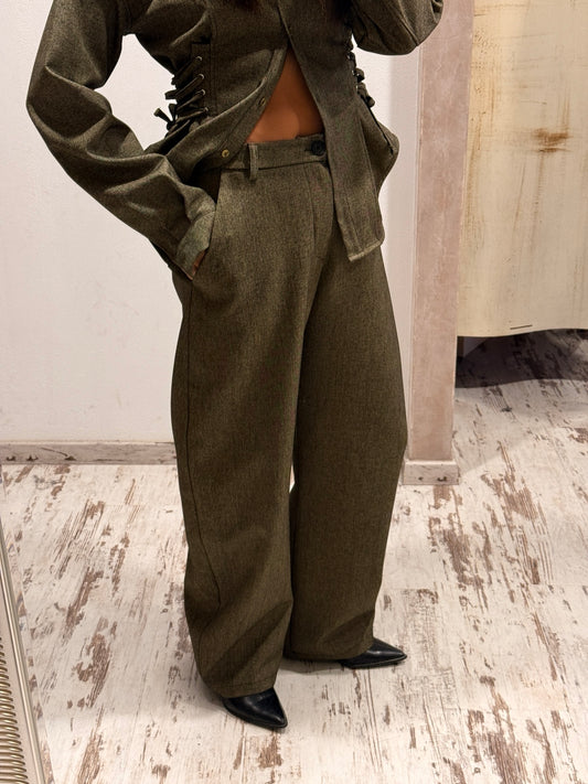 Pantalone Nodo HaveOne verde oliva, gamba ampia, vita con passanti e piega frontale