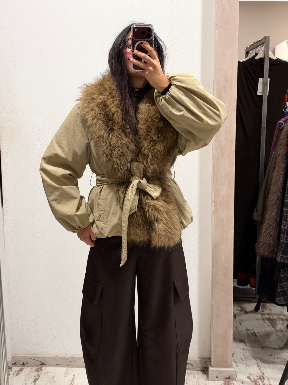 Parka con inserto pelliccia, cappuccio e cintura, verde oliva con pelliccia marrone