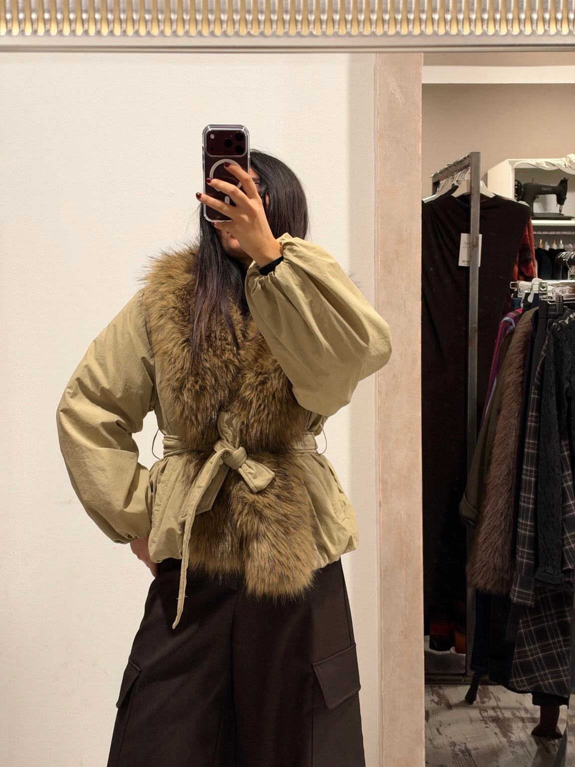 Parka con inserto pelliccia, cappuccio, cintura annodata, verde oliva con pelliccia marrone
