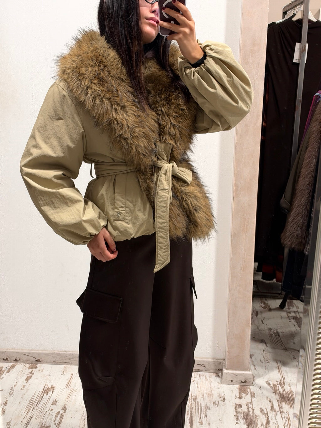 Parka con inserto pelliccia, cappuccio e cintura annodata, verde oliva, pelliccia marrone