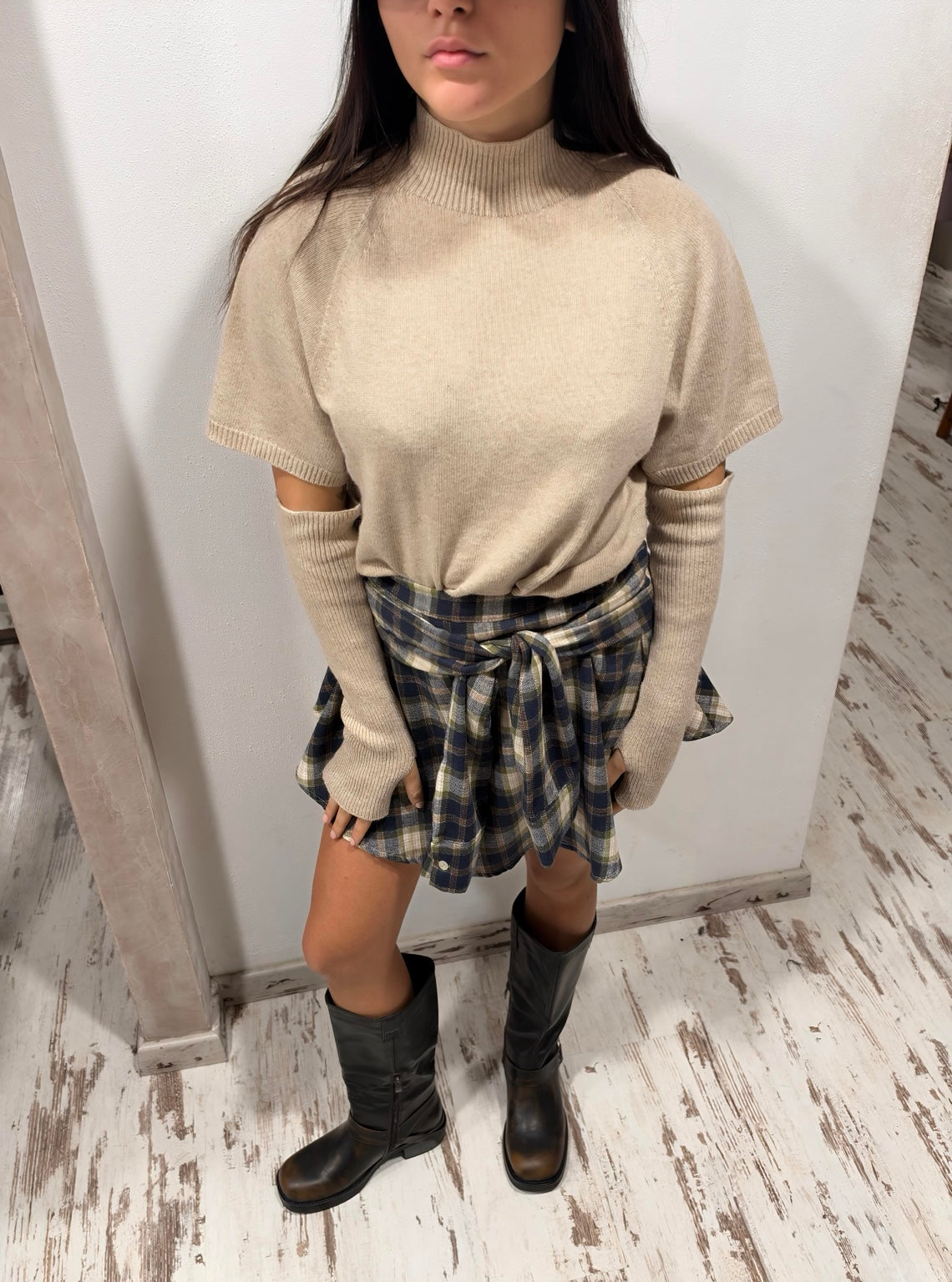 Maglione beige Vicolo a maniche corte con collo alto e manicotti lunghi abbinati