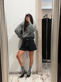 Pantaloncini neri in ecopelle con cintura grigia