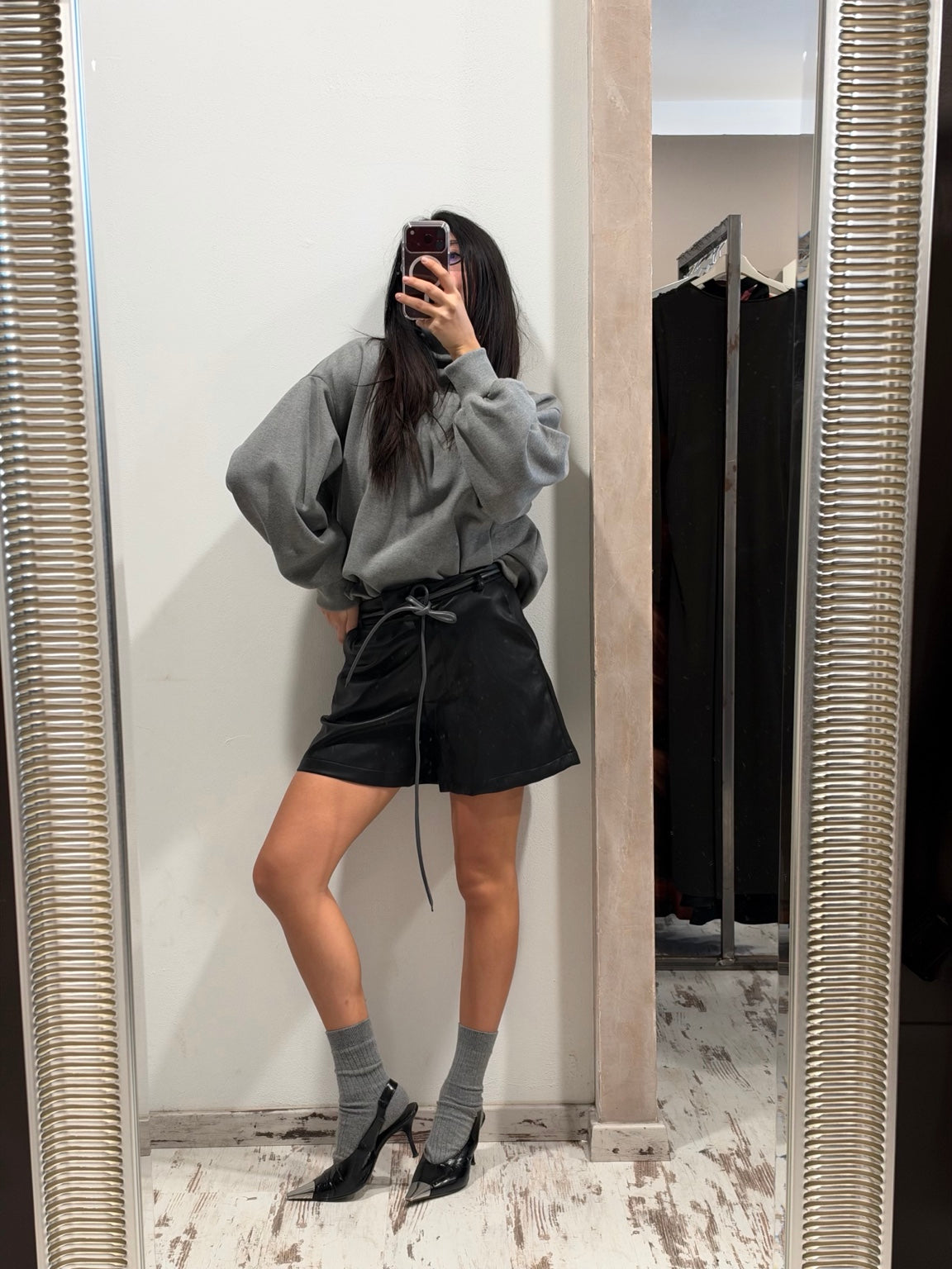 Pantaloncini neri in ecopelle con cintura grigia