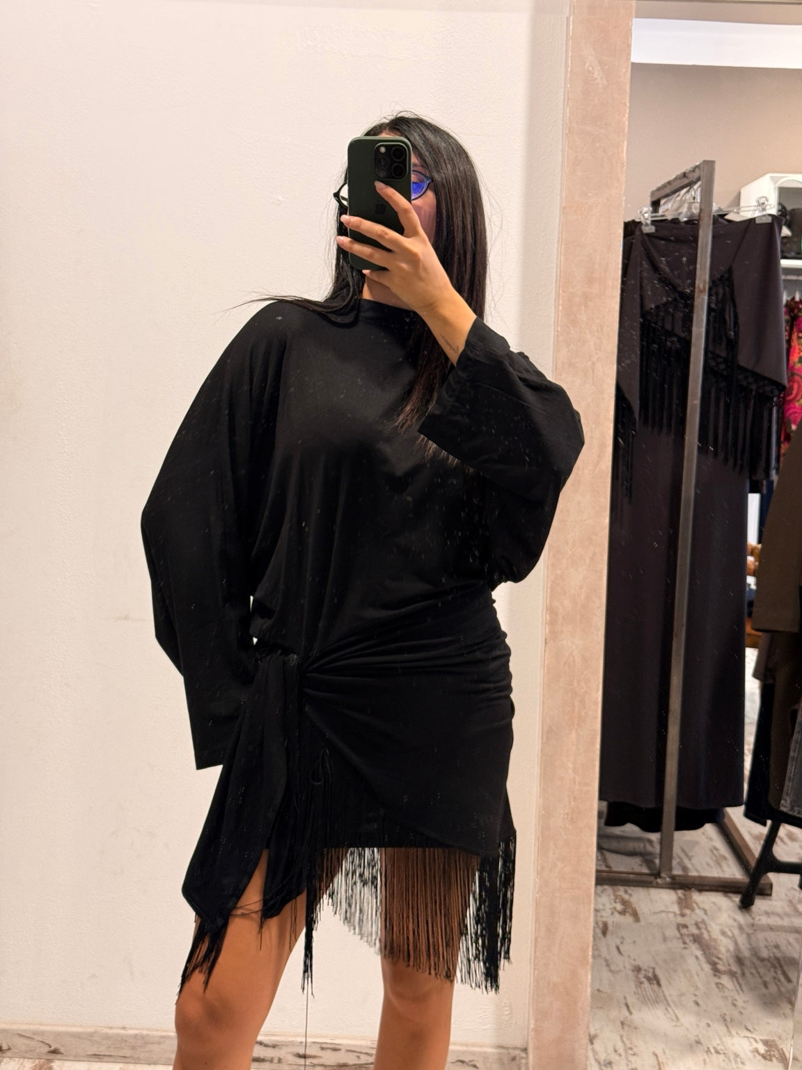 Mini-abito in jersey nero con bandana e frange Tensione IN - foto 4