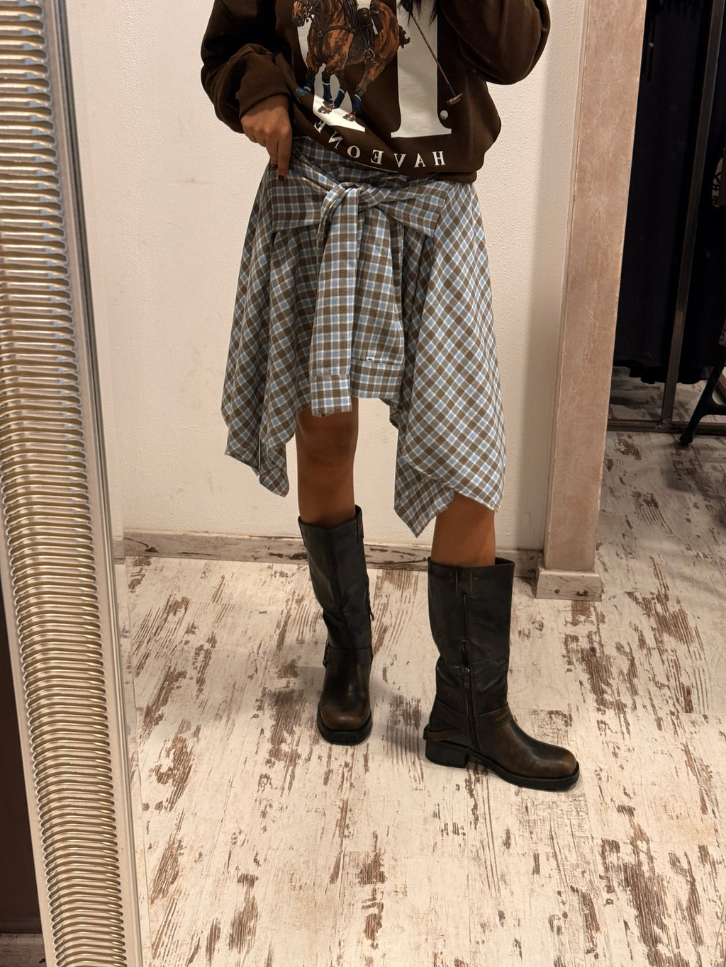 Dettaglio mini-gonna ViCOLO effetto camicia annodata